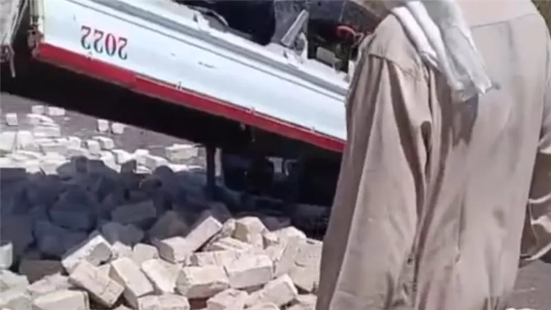 انقلاب سيارة نقل محملة بالطوب الأبيض على  الطريق السياحي بالفيوم