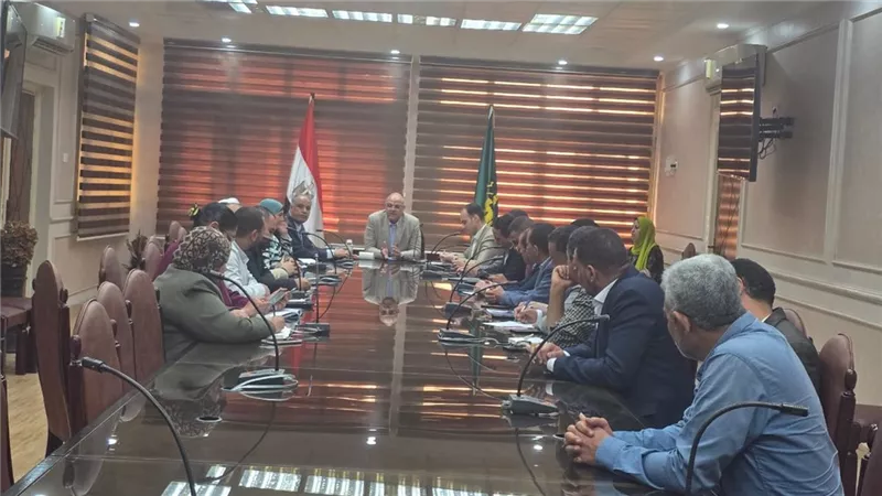 محافظ القليوبية يبحث إطلاق معرض الزهورفي نسخته الأولى بالقناطر الخيرية