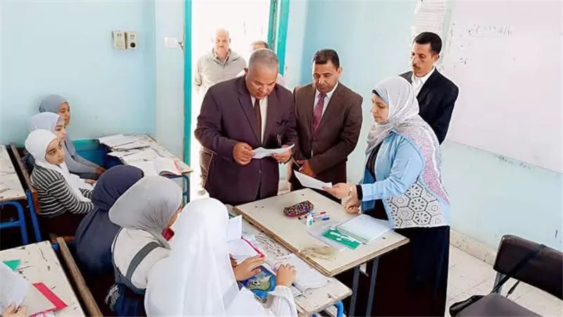 تكريم معلمة لغة إنجليزية ومديرة مدرسة الدكتور سليمان عثمان لانضباط  التعليم