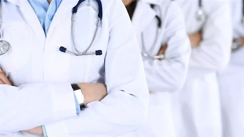 خلال رحلته من مصر إلى الخليج..طبيب مصري يكشف الفرق بين المهنة والخدمة