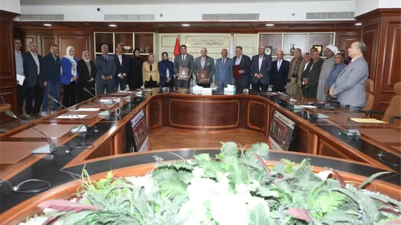 يخدم 14ألف.. محافظ بني سويف يشهد توقيع بروتوكول لتنفيذ مشروع صرف صحي