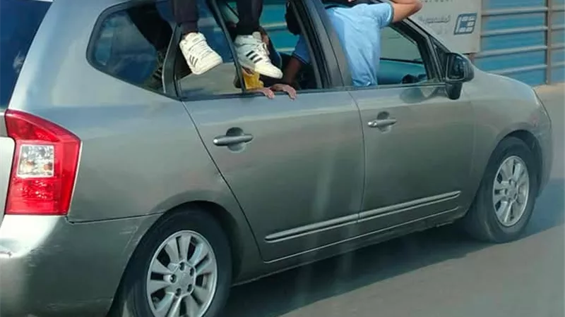 استعراض متهور بشوارع القاهرة.. ضبط سائق أجنبي عرض حياة طلاب للخطر