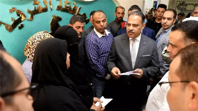 محافظ الشرقية يفاجئ العاملين بالإدارة العامة لحماية أملاك الدولة 