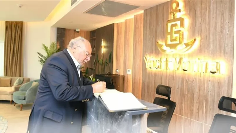 الملك أحمد فؤاد الثاني يزور قناة السويس ويشيد بمشروعاتها الحديثة