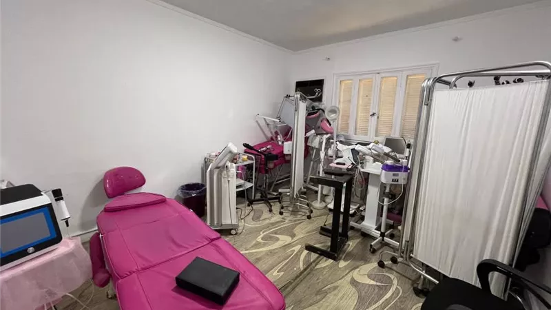 بعد غلق مركز جلدية شهير.. ننشر شروط تراخيص عيادات الجلدية والتجميل