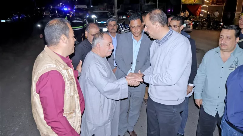 خلال متابعة أعمال الرصف.. محافظ سوهاج يسأل المواطنين عن شكواهم |صور