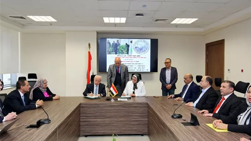 المصرية لنقل الكهرباء توقع عقد إمداد الطاقة الشمسية من بنبان للشبكة القومية