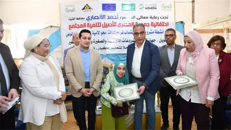  محافظ الفيوم يُسلم شهادات محو الأمية للناجحين ويكرم المتميزين من ذوي الهمم