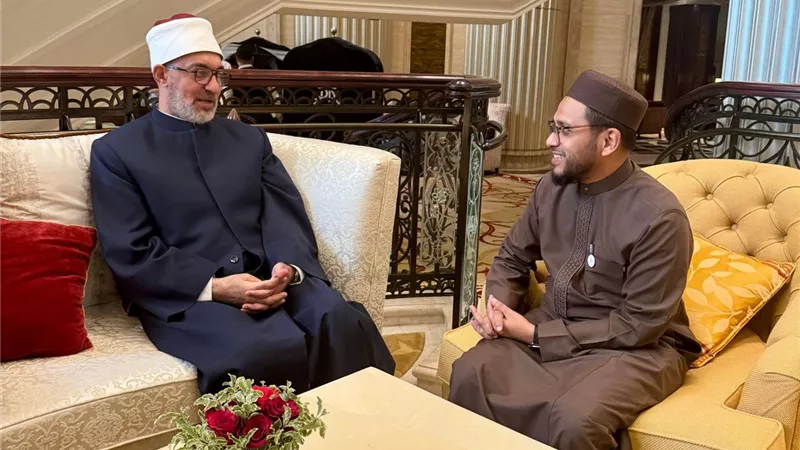 لبحث التعاون المشترك.. نظير عياد يلتقي مفتي سنغافورة 