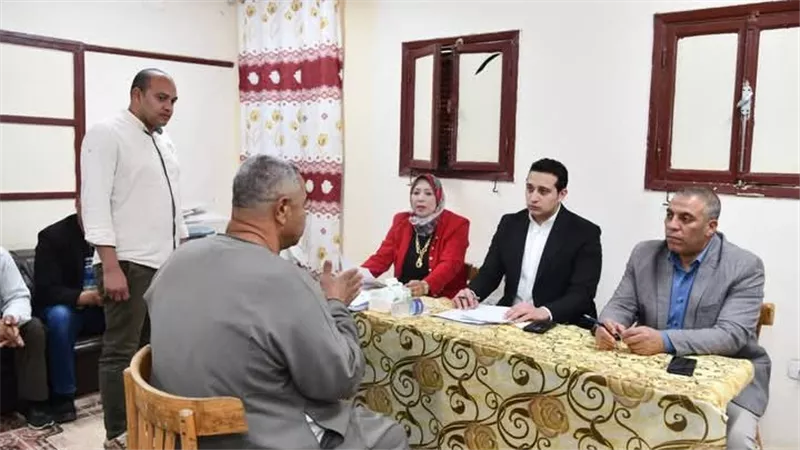 نائب محافظ الفيوم يعقد لقاءً لخدمة المواطنين بقرية دسيا 