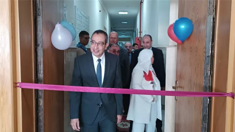 رئيس جامعة الفيوم يفتتح عددًا من المشروعات التعليمية والتطويرية بكلية الآداب