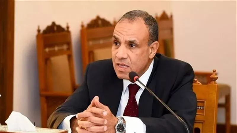 تيسيرًا على المواطنين.. وزير الخارجية يتابع سير خدمة التصديق البريدي 