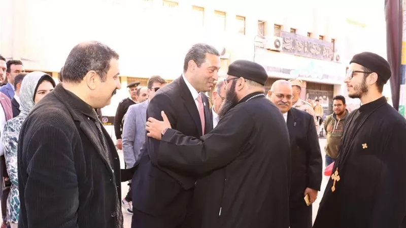 محافظ دمياط يهنئ الأقباط بعيد القيامة المجيد خلال زيارة كنيسة العذراء مريم