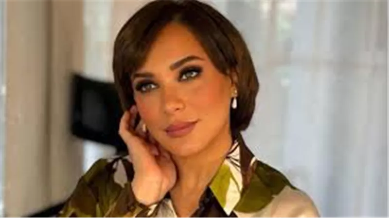 سلاف فواخرجي تشكر خالد منتصر لدعمه لها بعد شطبها من نقابة الفنانين السوريين