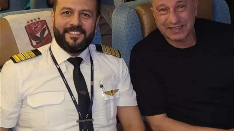 قائد رحلة الأهلي المتجه إلى لجوهانسبيرج ينشر صورة مع الخطيب 