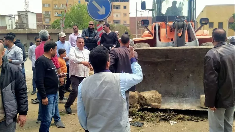 البلدوز يزيل الأسواق