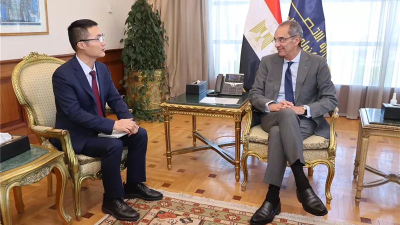 وزير الاتصالات يبحث مع رئيس «هواوي مصر» الجديد سبل التوسع فى الاستثمارات بمصر 