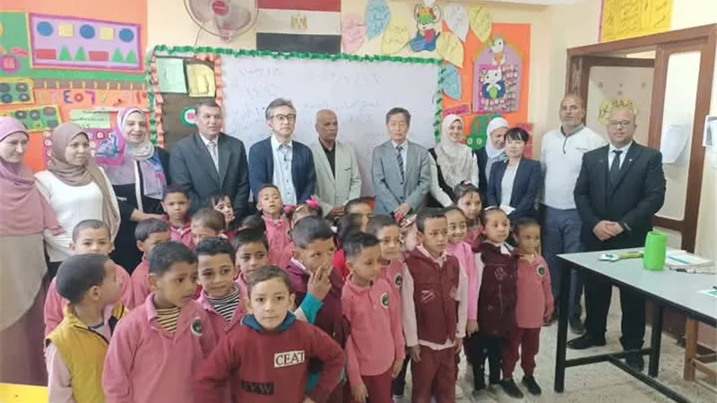 وفد ياباني يزور مدرسة كمال قرنى بدنديل ببنى سويف.. ويشيد بتفاعل الطلاب 
