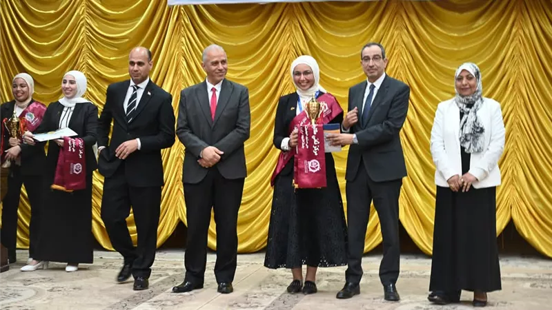 فازتا بالكأس.. مريم ورنيم بنات كفر الشيخ يفزن بمسابقة الطالبات المثاليات 