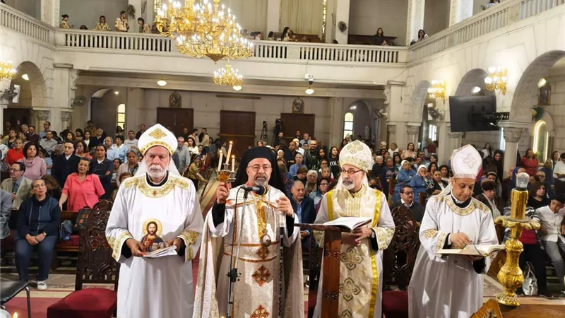 بطريرك الأقباط الكاثوليك يترأس صلوات خميس العهد بالفجالة