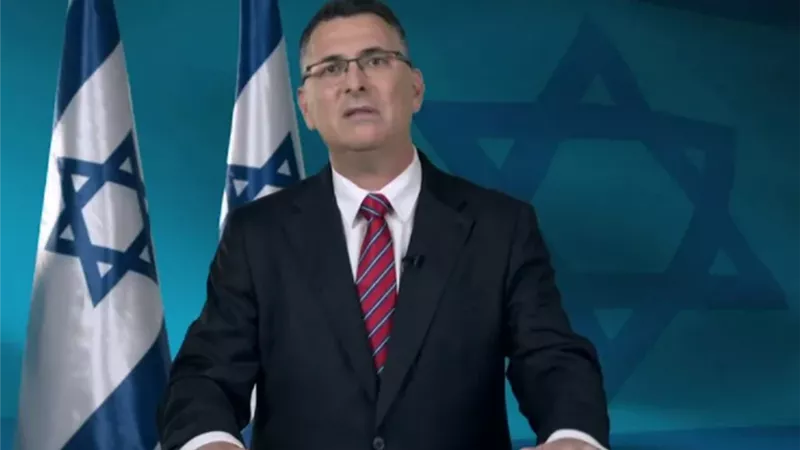 وزير الخارجية الإسرائيلي «جدعون ساعر» يفر من بريطانيا