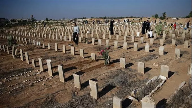 حكم زيارة القبور يوم الجمعة.. ما بين العادة والعبادة