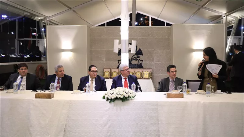 وزير التعليم العالي يكرم فريق المشاركين في تنظيم زيارة الرئيس ماكرون لمصر 