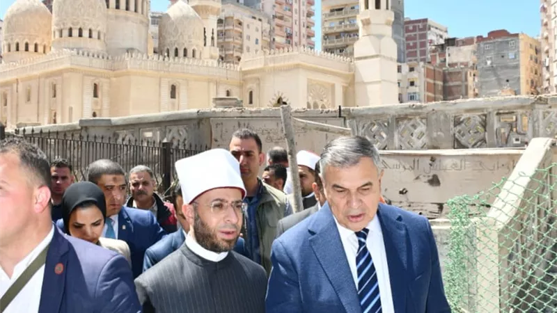 وزير الأوقاف ومحافظ الاسكندرية وعدد من السفراء يتفقدون تطوير مسجد أبي العباس 
