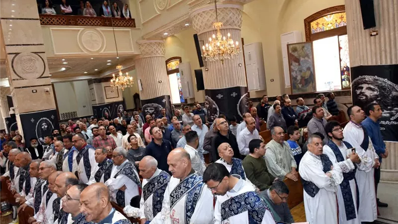مئات الأقباط يؤدون صلوات الجمعة العظيمة بكنائس وأديرة بنى سويف |صور