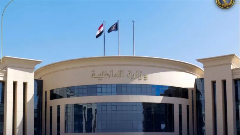 سرقت دولارت وفيزا .. « شغالة التجمع» فى قبضة رجال الأمن   