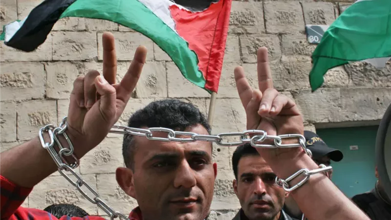 فلسطيني محرر يتناول الكنافة لأول مرة منذ 24 عاماً قضاها في الأسر| تفاصيل  