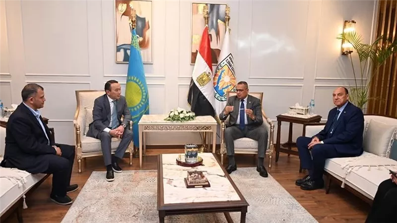 محافظ جنوب سيناء يستقبل سفير كازاخستان لبحث سبل التعاون المشترك