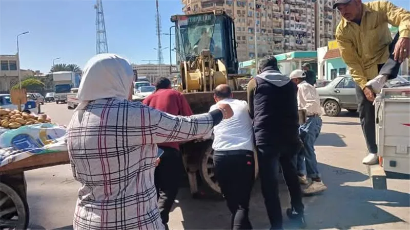 استمرار حملات إزالة الاشغالات والتعديات على حرم الطريق بضواحي بورسعيد 