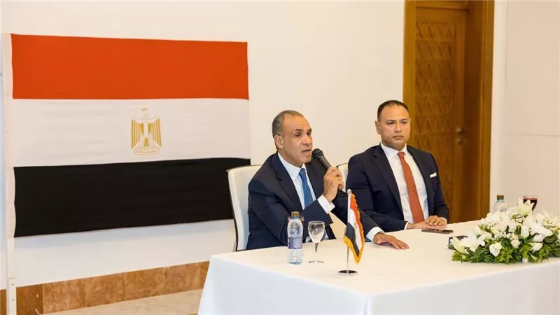 وزير الخارجية والهجرة يلتقي عدد من ممثلي الجالية المصرية في تونس