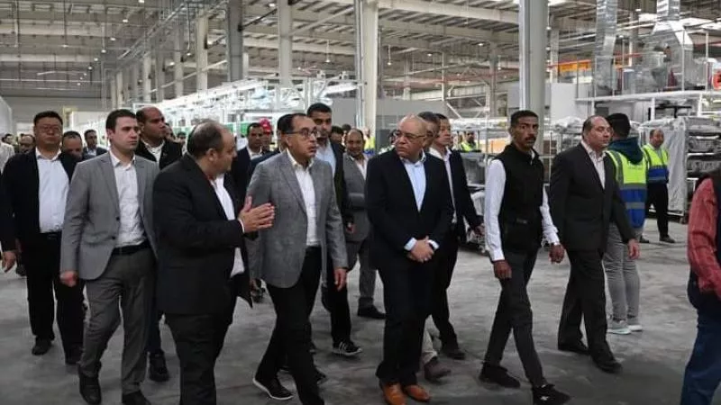 رئيس الوزراء يتفقد مصانع العاشر من رمضان ويؤكد مصر على طريق توطين الصناعة 