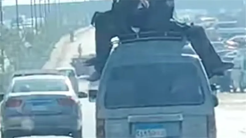معرضين حياتهم للخطر.. أجانب يجلسون فوق سيارة 