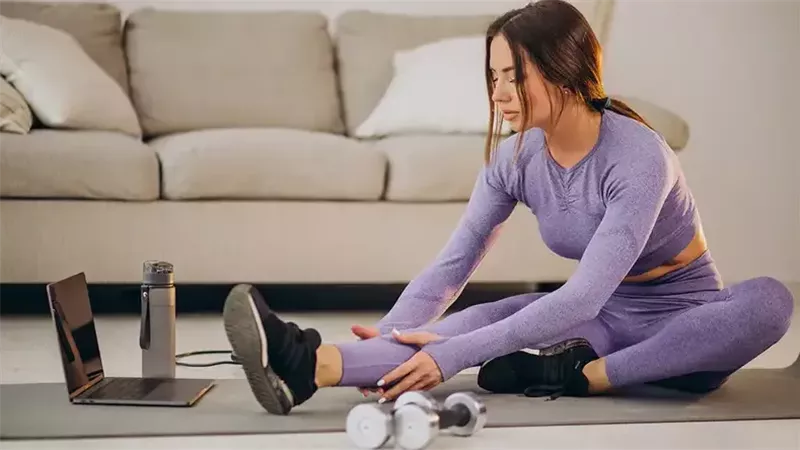 تمارين منزلية فعّالة بدون أدوات أو أجهزة.. أشهرها البطن والسكوات 