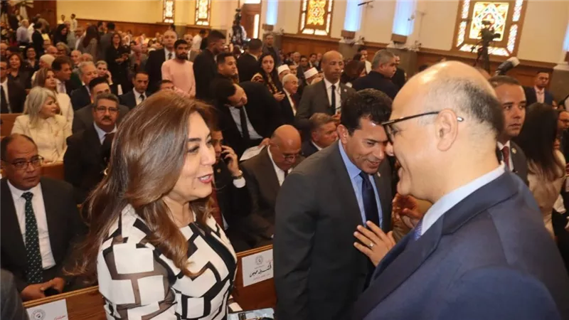 محافظ القليوبية يشارك الأقباط فرحة عيد القيامة بالكنيسة الإنجيلية بمصر الجديدة