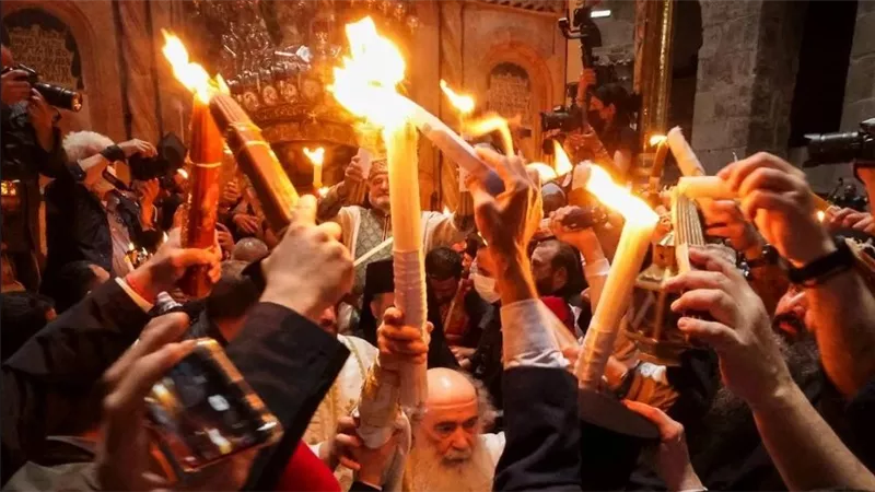ظهور النور المقدس من قبر المسيح.. معجزة تتكرر سنويًا (تفاصيل الحدث الأعظم)