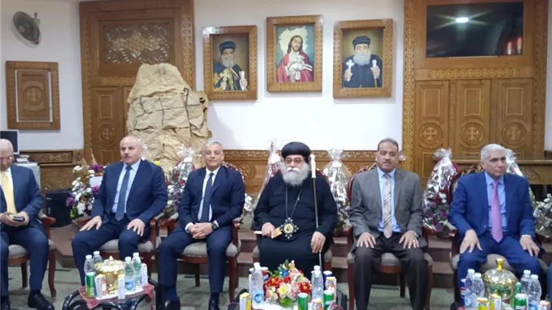 بث مباشر.. محافظ الإسماعيلية في جولة للكنائس للتهنئة بعيد القيامة المجيد   