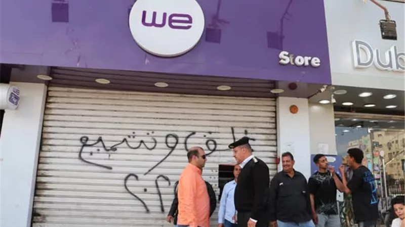 غلق وتشميع 25 محلاً مخالفاً بينهم ”we