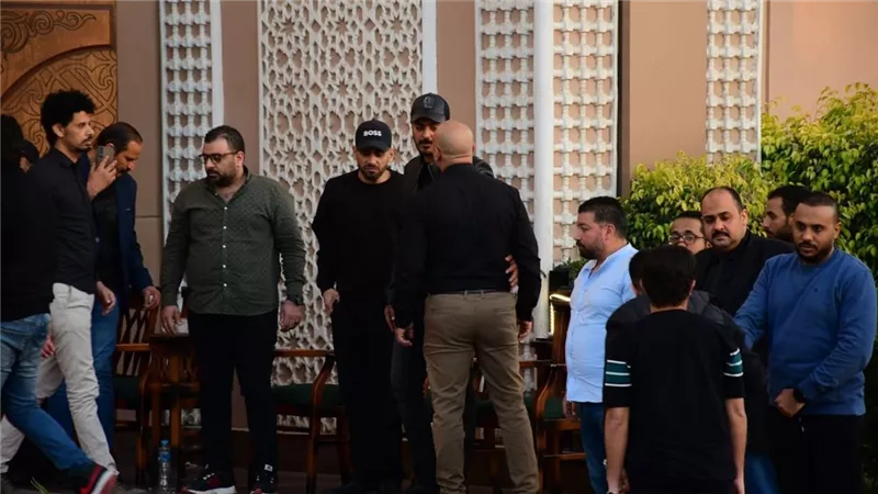 بدء مراسم عزاء الفنان الراحل سليمان عيد.. وحمدي الميرغني يستقبل المعزيين