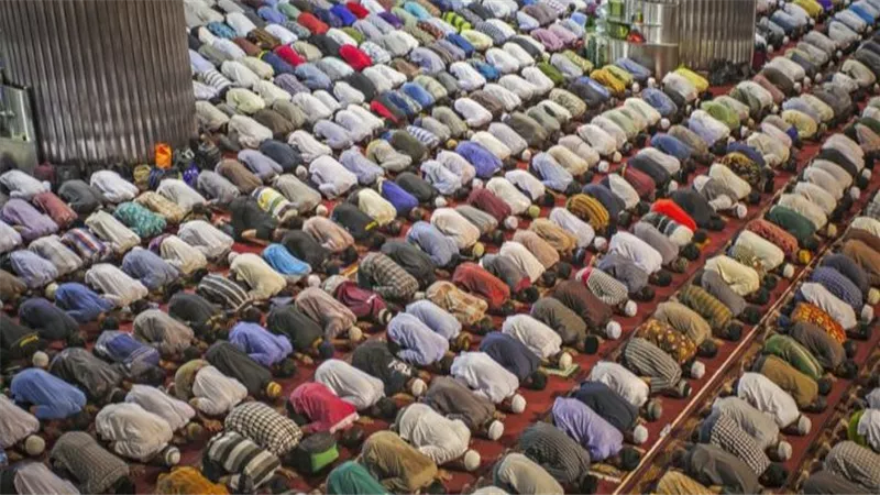 ما الحكم في إقامة صلاة الجماعة في أي مكان خلاف المسجد؟