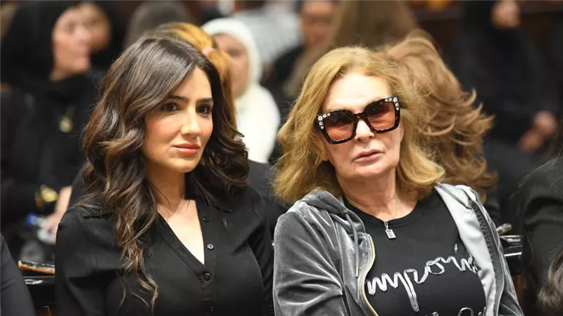 يسرا والسقا وسامي ومي عمر يشاركون في عزاء الفنان الراحل سليمان عيد