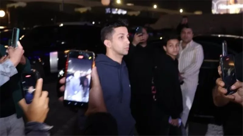 قبل حفل زفافه بأيامه .. هشام جمال يؤدي واجب العزاء فى سليمان عيد 