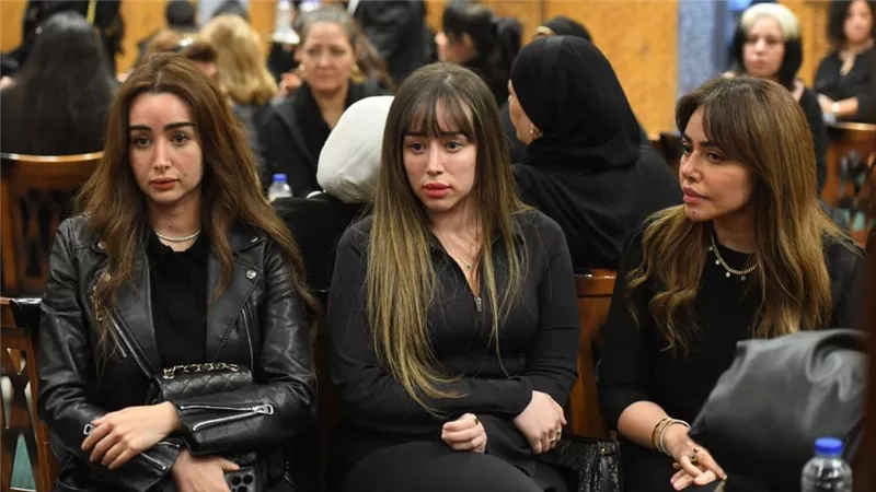 نجوم الفن والغناء والإعلام يؤدون واجب العزاء لأسرة الفنان سليمان عيد