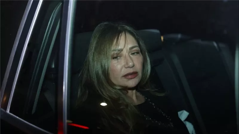 بينهم ليلي علوي وخالد يوسف.. نجوم الوسط الفني يتوافدون على عزاء سليمان عيد 