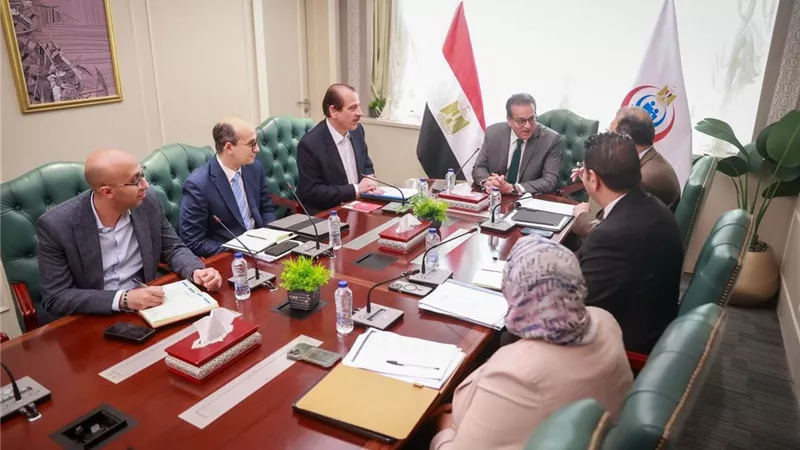 ننشر كواليس اجتماع رئيس هيئة سلامة الغذاء مع مسئولي بـ