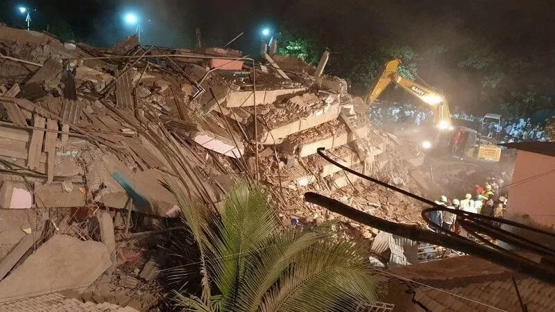 مصرع 11 شخصًا بينهم أطفال في انهيار مبنى سكني بالعاصمة الهندية