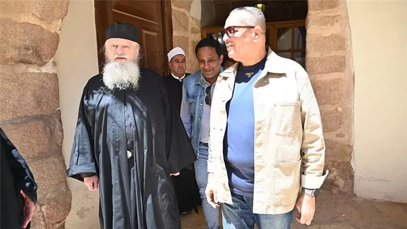محافظ جنوب سيناء يزور دير سانت كاترين للتهنئة بعيد القيامة المجيد